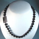 Collar de azabache, bola lisa