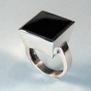 Sortija plata azabache, mod. cuadrado alto 