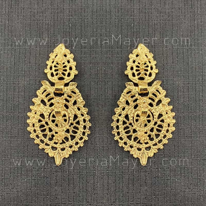 Pendientes tradicionales de plata dorados
