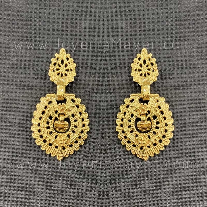 Pendientes tradicionales de plata dorados