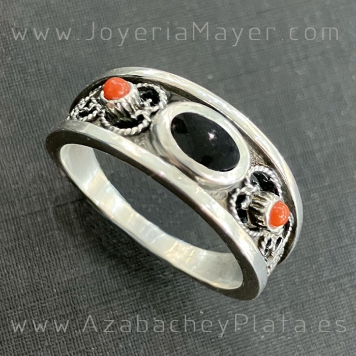 Anillo de plata y azabache