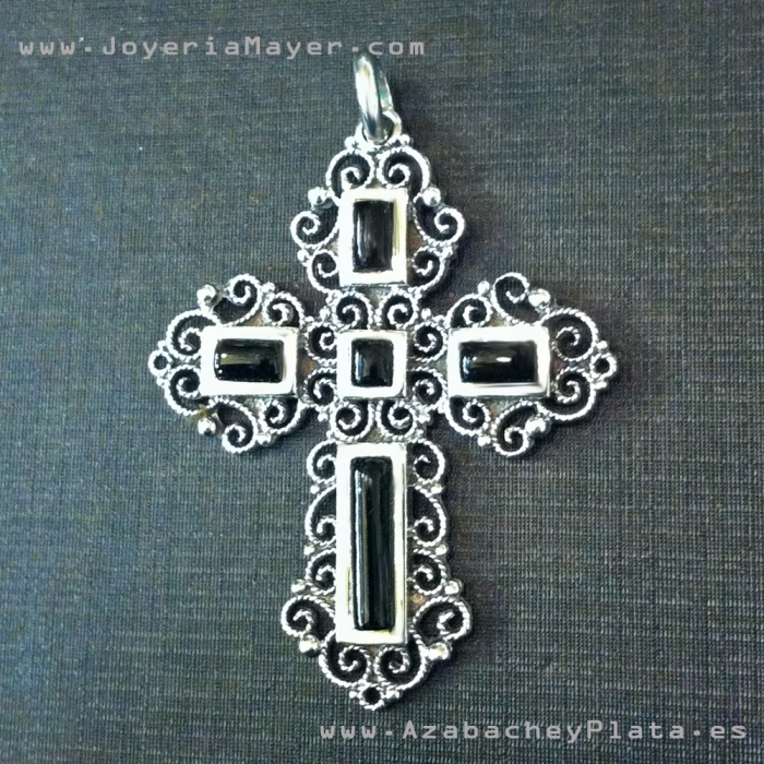 Cruz de filigrana de plata y azabache
