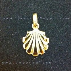 Compostela shell gold pendant