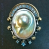 Broche de madreperla, plata y oro