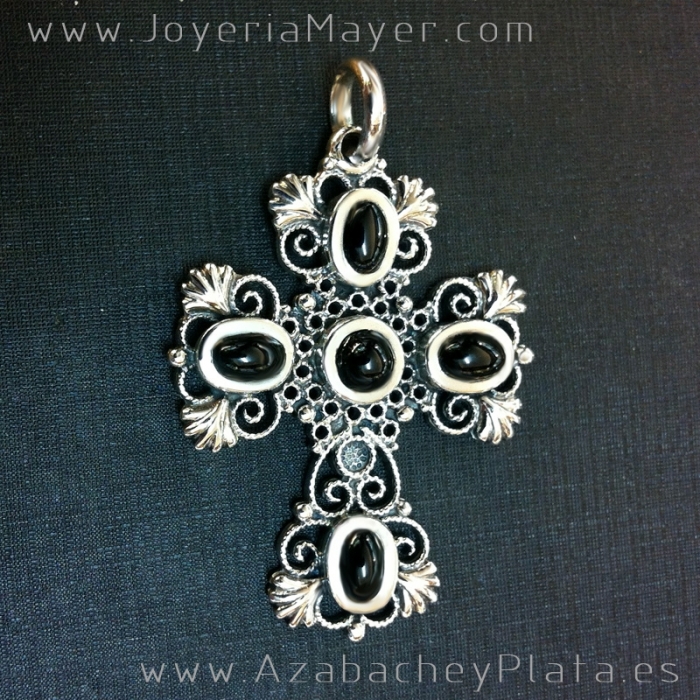 Cruz de plata y azabache