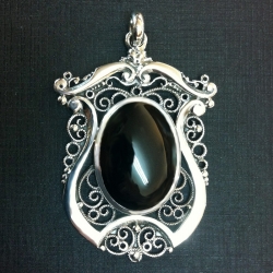 Colgante de plata y azabache