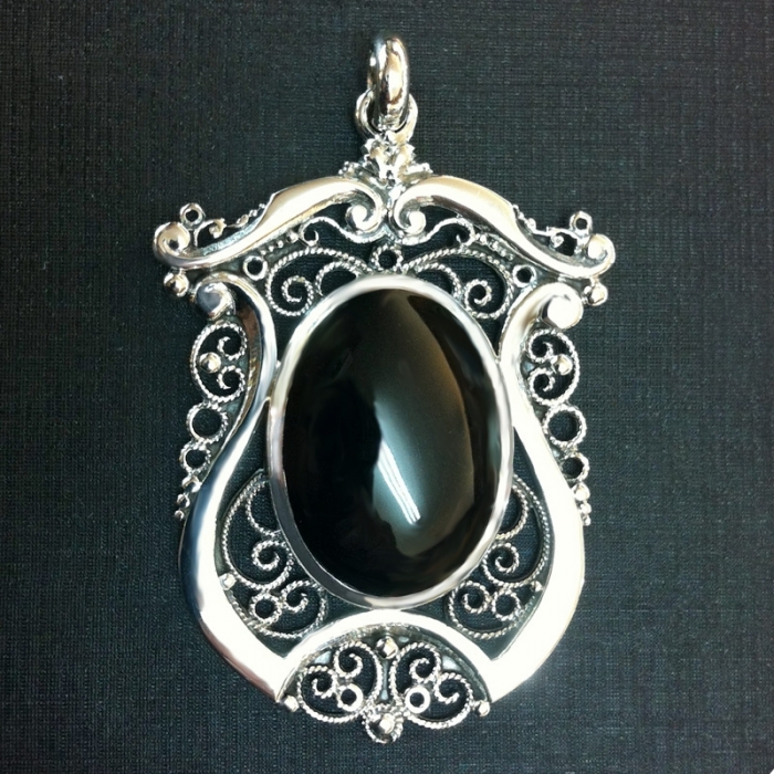 Colgante de plata y azabache