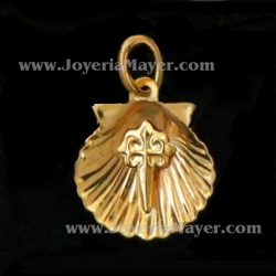 Compostela shell gold pendant